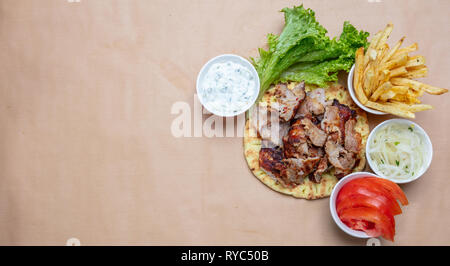 Gyro pita ingredienti. Shawarma, giroscopi, pane pita, verdure e salsa tzatziki, vista dall'alto, copia dello spazio. Tradizionale turca, greca alimenti a base di carne. Foto Stock