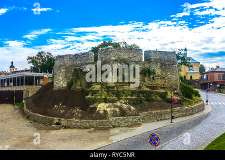 Kamianets Podilskyi antico Castello Fortezza di parete esterna torre di avvistamento Foto Stock