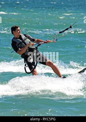 TRAFALGAR, Spagna - 14 settembre 2008 - Kitesurfer cavalcare le onde, Cabo Trafalgar, la provincia di Cadiz Cadice, Andalusia, Spagna, Europa, 14 settembre 2008. Foto Stock