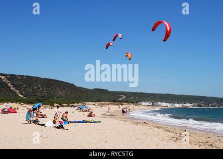 CABO TRAFALGAR, Spagna - 14 settembre 2008 - i turisti a prendere il sole sulla spiaggia con il surf aquiloni contro il cielo blu, Cabo Trafalgar, la provincia di Cadiz Cadice, Foto Stock