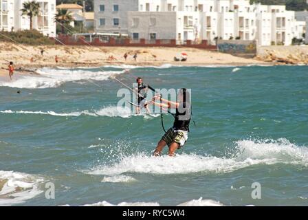 TRAFALGAR, Spagna - 14 settembre 2008 - kitesurfisti e con le viste verso la spiaggia e la città di edifici, Cabo Trafalgar, la provincia di Cadiz Cadice, Andalusia, Sp Foto Stock