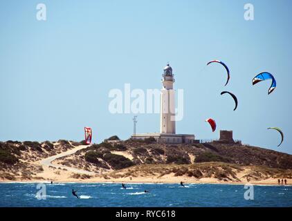 TRAFALGAR, Spagna - 14 settembre 2008 - kitesurfisti e con vedute verso la spiaggia e il faro, Cabo Trafalgar, la provincia di Cadiz Cadice, Andalusia, Spagna Foto Stock