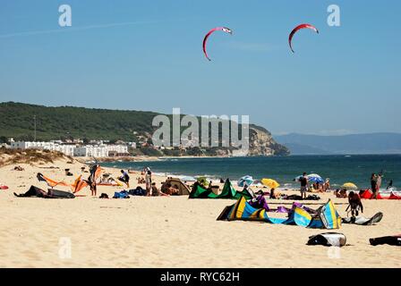 TRAFALGAR, Spagna - 14 settembre 2008 - i turisti rilassante sulla spiaggia con kitesurfisti al posteriore, Cabo Trafalgar, la provincia di Cadiz Cadice, Andalusia, Spagna Foto Stock