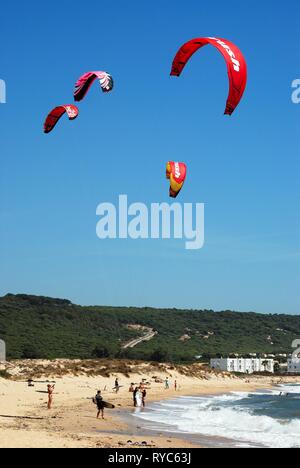 TRAFALGAR, Spagna - 14 settembre 2008 - turisti e kitesurfisti sulla spiaggia, Cabo Trafalgar, la provincia di Cadiz Cadice, Andalusia, Spagna, Europa, 14 Settembre Foto Stock