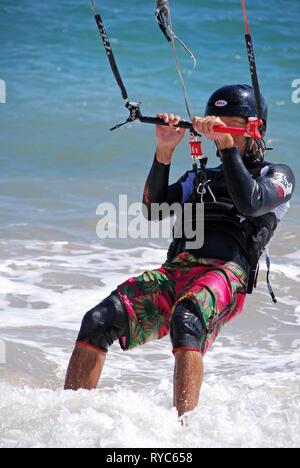 TRAFALGAR, Spagna - 14 settembre 2008 - Kitesurfer cavalcare le onde, Cabo Trafalgar, la provincia di Cadiz Cadice, Andalusia, Spagna, Europa, 14 settembre 2008. Foto Stock