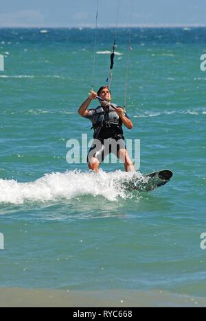 TRAFALGAR, Spagna - 14 settembre 2008 - Kitesurfer cavalcare le onde, Cabo Trafalgar, la provincia di Cadiz Cadice, Andalusia, Spagna, Europa, 14 settembre 2008. Foto Stock