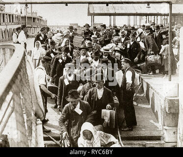 Arrivo di immigrati italiani in America in New York - Ellis Island Foto Stock