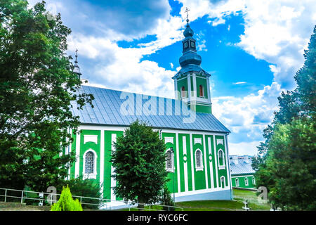 Mukachevo Saint Nicholas monastero principale di color verde Chiesa Cattedrale vista laterale Foto Stock