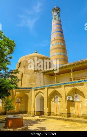 Khiva Città Vecchia Islam Khoja Madrasa complesso cortile con minareto e vista cupola Foto Stock