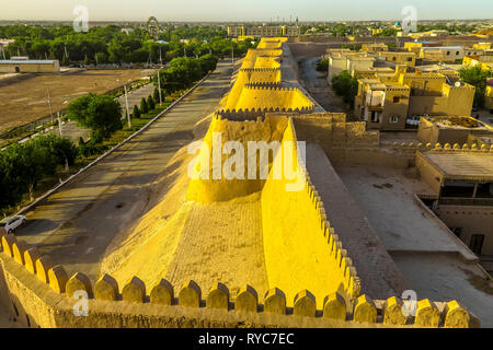 Khiva Città Vecchia Kunya Ark Cittadella Cityscape Viewpoint esterne per le mura della città al tramonto Foto Stock