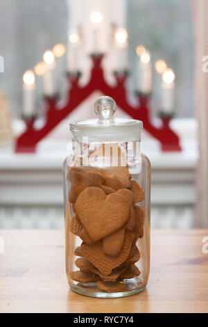 Heartshaped biscotti allo zenzero in un vasetto di vetro Foto Stock