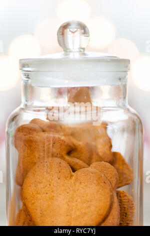 Heartshaped biscotti allo zenzero in un vasetto di vetro Foto Stock