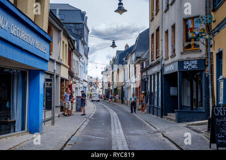 Scena di strada in Saint-Valery-sur-Somme, Francia Foto Stock