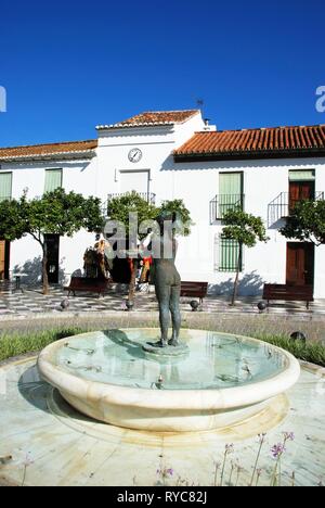 Fontana della Plaza de Espana, Benalmadena Pueblo, Costa del Sol, provincia di Malaga, Andalusia. Foto Stock