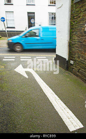 Una strada stretta a Launceston Cornwall Foto Stock