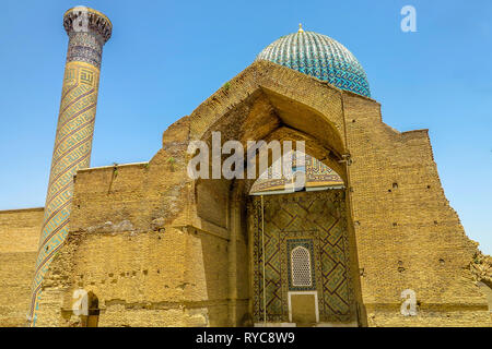 Samarcanda Gur-e Amir complesso mausoleo rovinato arcuata di prua porta minareto con vista Foto Stock