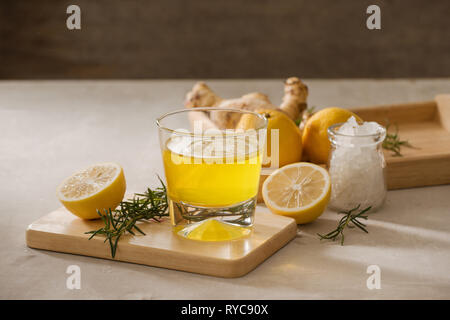 Ginger ale o il Kombucha in bottiglia - In casa limone e zenzero organico drink probiotici, copia dello spazio. Foto Stock