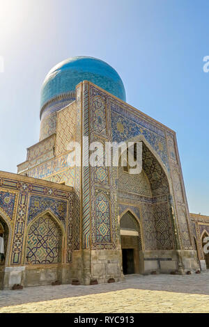 Samarcanda Piazza Registon Ensemble Tilya Kori Madrasa dorato Iwan con cupola Viewpoint Foto Stock