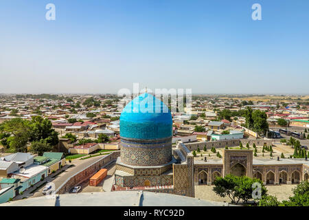 Samarcanda Piazza Registon Ensemble Tilya Kori Madrasa dorato Cupola elevato angolo Viewpoint Foto Stock