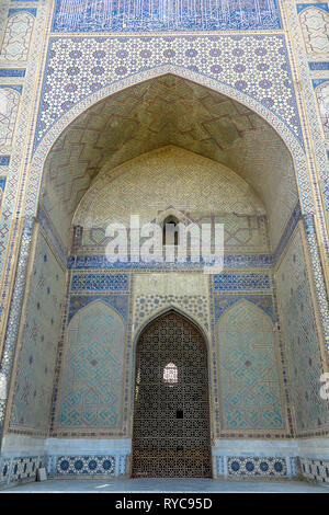 Samarcanda Tashkent Road Bibi Khanym Mosque Iwan punto di vista frontale Foto Stock