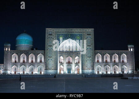 Samarcanda Piazza Registon Ensemble Tilya Kori Madrasa dorato punto di vista frontale di notte Foto Stock