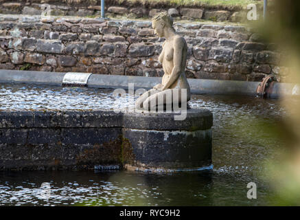 Miranda la ninfa di acqua in aspirazione Langden United Utilities punto di raccolta per l'acqua da Langden Brook, Dunsop Bridge, Lancashire. Il life-size Foto Stock