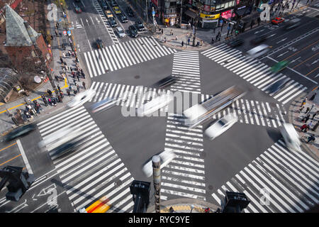 Tokyo, Giappone - 22 Febbraio 2019 - le automobili corrono attraversando intersezione stradale in corrispondenza di una delle strade trafficate in Tokyo, Giappone il 22 febbraio 2019 Foto Stock