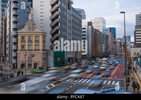 Tokyo, Giappone - 22 Febbraio 2019 - le automobili corrono attraversando intersezione stradale in corrispondenza di una delle strade trafficate in Tokyo, Giappone il 22 febbraio 2019 Foto Stock