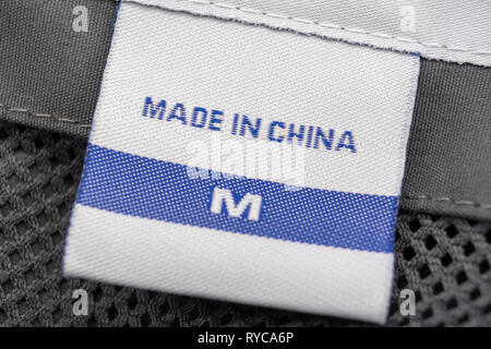 Etichetta di abbigliamento Made in China cucita sull'indumento. Per le esportazioni cinesi, le tariffe USA-Cina, i prodotti tessili cinesi, l’offshoring alla Cina, il commercio estero Foto Stock