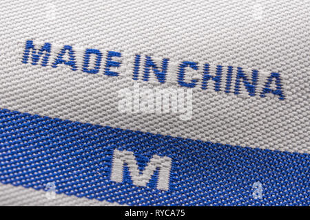 Etichetta di abbigliamento Made in China cucita sull'indumento. Per le esportazioni cinesi, le tariffe USA-Cina, i prodotti tessili cinesi, l’offshoring alla Cina, il commercio estero Foto Stock