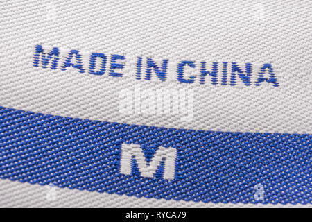 Etichetta di abbigliamento Made in China cucita sull'indumento. Per le esportazioni cinesi, le tariffe USA-Cina, i prodotti tessili cinesi, l’offshoring alla Cina, il commercio estero Foto Stock