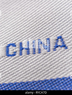 Etichetta di abbigliamento Made in China cucita sull'indumento. Per le esportazioni cinesi, le tariffe USA-Cina, i prodotti tessili cinesi, l’offshoring alla Cina, il commercio estero Foto Stock