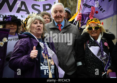 Manodopera veterano MP Dennis Skinner (al centro) con WASPI (Donne contro la pensione statale di disuguaglianza) sostenitori in Westminster, Londra. Foto Stock