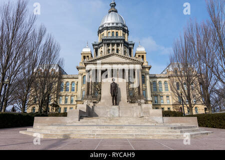 Abraham Lincoln statua in piedi orgogliosi di fronte lo State Capitol Building a Springfield, Illinois. Foto Stock