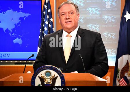 Stati Uniti Il segretario di Stato Mike Pompeo offre commento sulla chiusura dell'U.S. Ambasciata in Venezuela nella Briefing Room del Dipartimento di Stato Marzo 11, 2019 a Washington D.C. Foto Stock