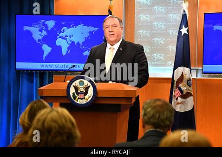 Stati Uniti Il segretario di Stato Mike Pompeo offre commento sulla chiusura dell'U.S. Ambasciata in Venezuela nella Briefing Room del Dipartimento di Stato Marzo 11, 2019 a Washington D.C. Foto Stock