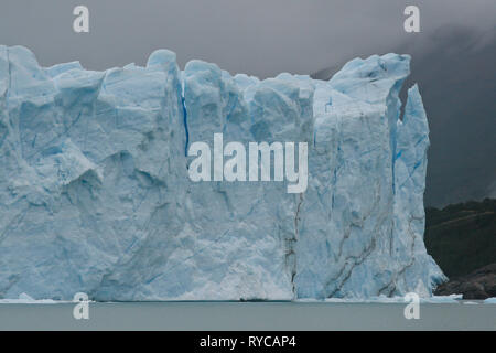 Il Ghiacciaio Perito Moreno è un ghiacciaio situato nel parco nazionale Los Glaciares in Santa Cruz Provincia, Argentina. Foto Stock