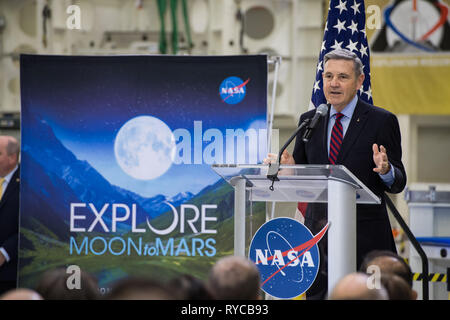 Il Centro Spaziale Kennedy Direttore Bob Cabana risolve i dipendenti sui progressi verso l'invio di astronauti sulla luna e su Marte durante un evento televisivo presso il Kennedy Space Center Marzo 11, 2019 a Cape Canaveral, in Florida. Foto Stock