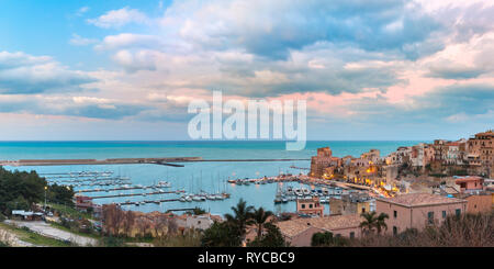 Castellammare del Golfo al tramonto, Sicilia, Italia Foto Stock