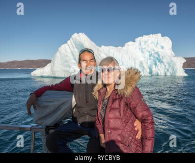 Coppia in barca - Eiriksfjordur, Qaqortoq , Groenlandia meridionale Foto Stock