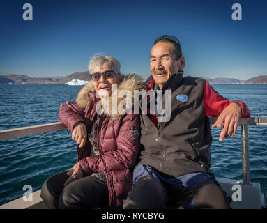 Coppia in barca - Eiriksfjordur, Qaqortoq , Groenlandia meridionale Foto Stock