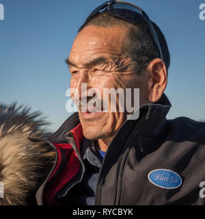Ritratto di un uomo su una barca - Eiriksfjordur, Qaqortoq , Groenlandia meridionale Foto Stock