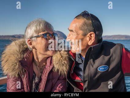 Coppia in barca - Eiriksfjordur, Qaqortoq , Groenlandia meridionale Foto Stock