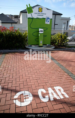 Auto elettrica punto di carica nel parcheggio di un supermercato Lidl a Dublino Repubblica di Irlanda europa Foto Stock