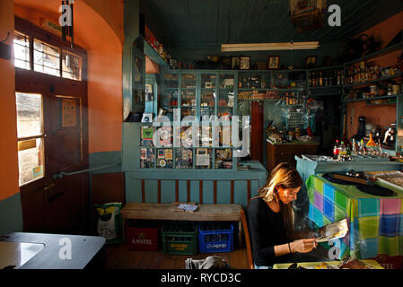 All'interno di 'Akanthos' kafeneio (il tradizionale caffè greco shop) nel villaggio Kalarrytes, montagne Tzoumerka, Ioannina, Epiro, Grecia. Foto Stock