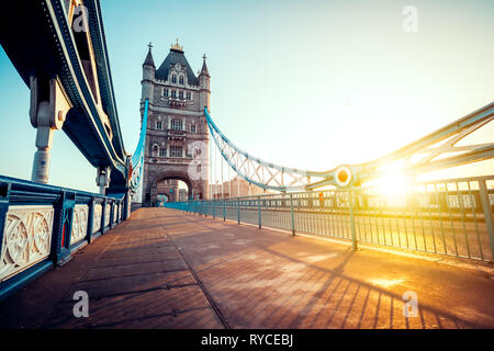 Spettacolare il Tower Bridge di Londra al tramonto Foto Stock