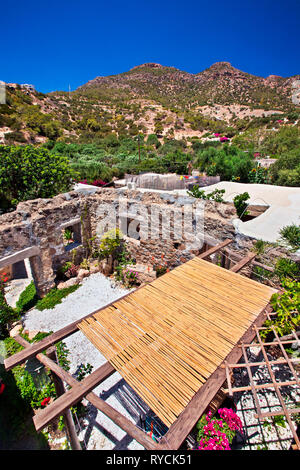 Eccellente campione del tradizionale cretese architettura rurale, come questi vecchi rustici sono stati convertiti in bellissimi bungalows, vicino a Makrygialos. Foto Stock