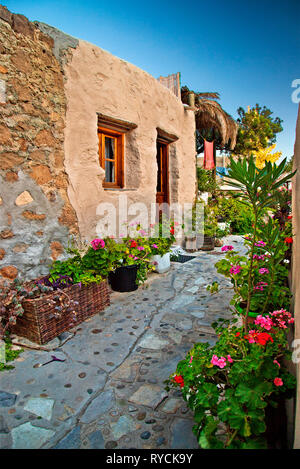 Eccellente campione del tradizionale cretese architettura rurale, come questi vecchi rustici sono stati convertiti in bellissimi bungalows, vicino a Makrygialos. Foto Stock