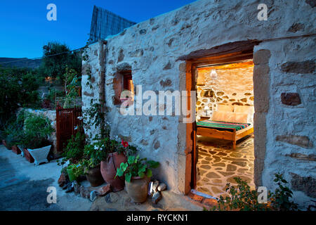 Eccellente campione del tradizionale cretese architettura rurale, come questi vecchi rustici sono stati convertiti in bellissimi bungalows, vicino a Makrygialos. Foto Stock