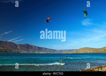 Kitesurfisti presso la baia di Mirabello, città di Elounda, comune di Agios Nikolaos, LASSITHI, CRETA. Foto Stock